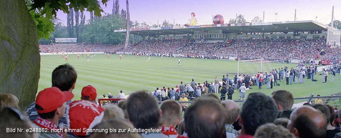 Bild Nr. e0248862: Noch wird trotz 2:0 Führung gespannt gewartet, wenige Minuten nach der Aufnahme glich das Stadion der Freundschaft einem Tollhaus