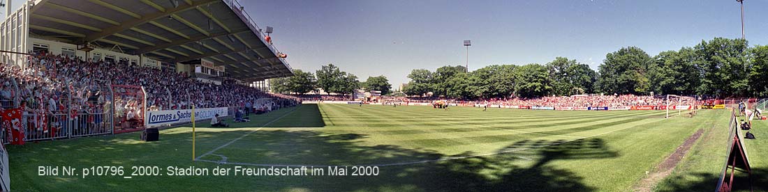 Bild Nr. p10796_2000: Am 26.05.2000 wurde der FC Energie Cottbus Bundesligist mit dem kleinsten Stadion der 1. Liga. Der Name Stadion der Freundschaft täschte die zukünftigen Gegner. Hier wurde in den kommenden Monaten und Jahren mit `fairer Brutalität` (so FCE-Verteidiger Christian Beek) Fußball gespielt.