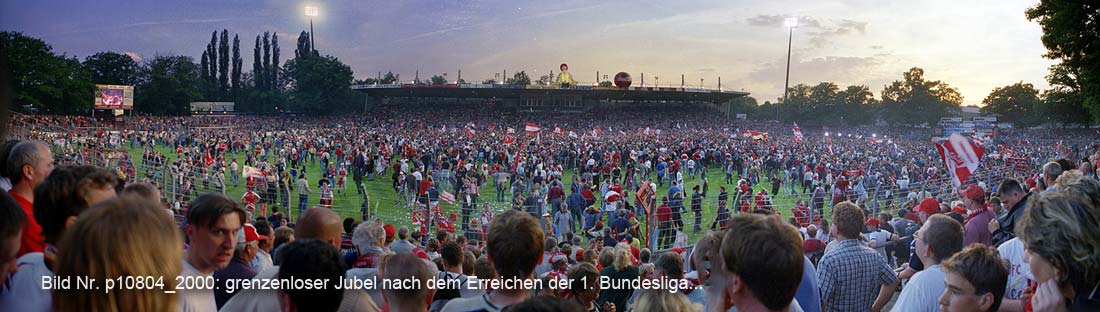 Bild Nr. e0248867: Noch wird trotz 2:0 Führung gespannt gewartet, wenige Minuten nach der Aufnahme glich das Stadion der Freundschaft einem Tollhaus