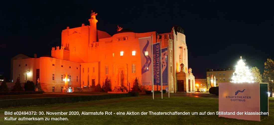 Staatstheater Cottbus: Außen Hilferuf- Rot, innen Corona-leer (30.11.2020)