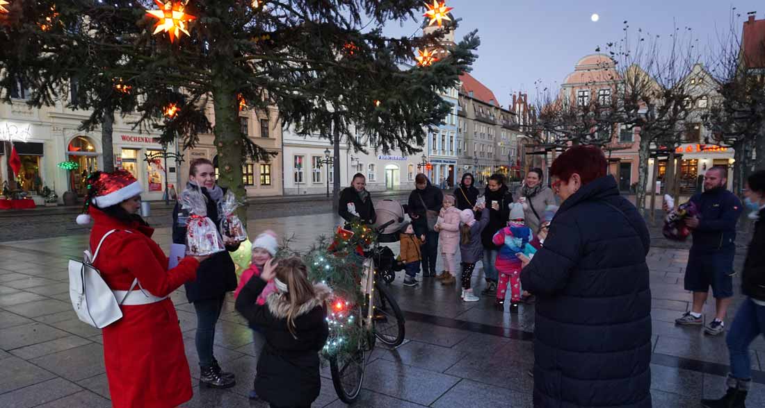 Die Kinder einer Tanzgruppe eines Karnevalsvereins feiern ein kleines Weihnachten auf dem Altmarkt in Cottbus