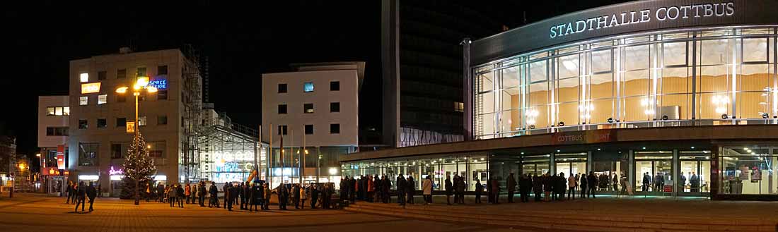 Trotz Hochinzidenz kein Mundschutz, kein Abstand bei der Einlasskontrolle vor der Stadthalle