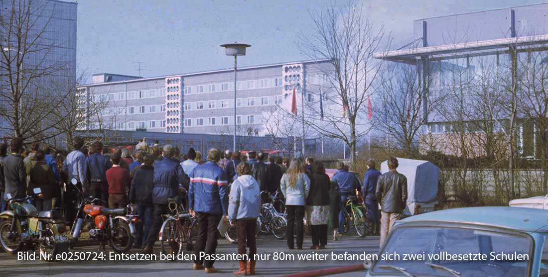 Passanten an der Mensa der Fachhochschule beobachteten anfangs noch das Geschehen, bevor der Platz abgerigelt wurde.