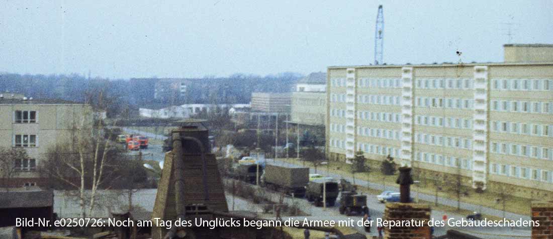 Noch am Unglückstag begannen die Reparaturarbeiten am teilzerstörten Internatsgebäude. Hier sammeln sich in der Erich-Weinert-Straße die Baufahrzeuge und die Material zuleferungen