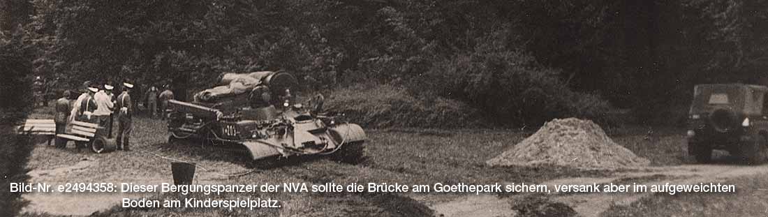 Festgefahrener Bergungspanzer der NVA am Spielplatz des Goetheparks. Der Panzer sollte den (alten) Blechensteg sichern, versank aber im aufgeweichten Boden.