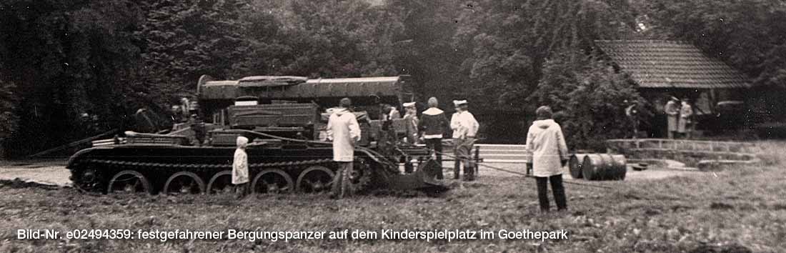 Festgefahrener Bergungspanzer der NVA am Spielplatz des Goetheparks. Der Panzer sollte den (alten) Blechensteg sichern, versank aber im aufgeweichten Boden.