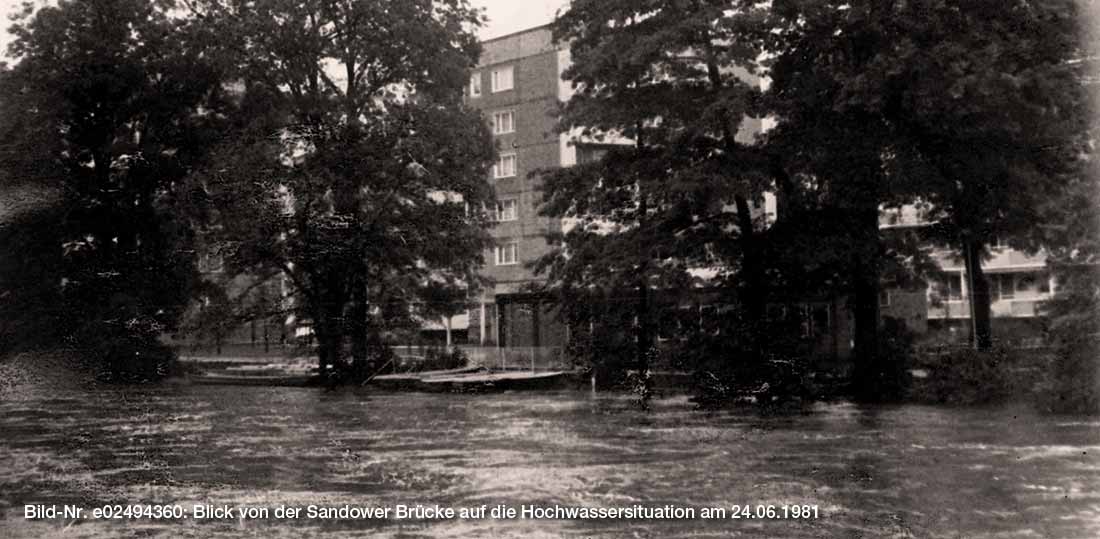 Blick von der Sandower Brücke nach Nord-Ost zu der Ausflugsgaststätte (heute Eis-Greschke) am 24.06.1981