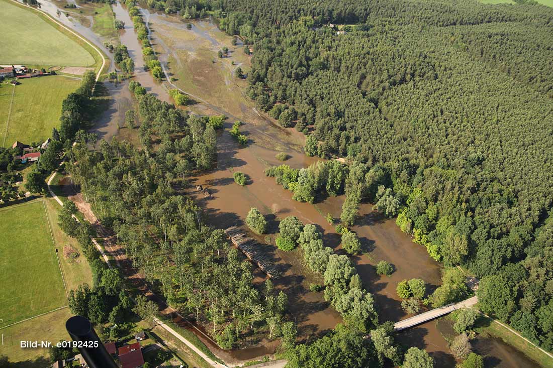 Hochwasser an der Skadower Brücke, die nach der Flut neu gebaut werden musste