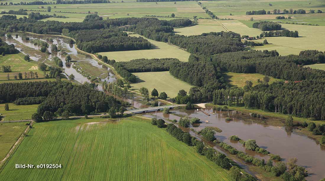 Hochwasser an der Döbbricker Brücke im Juni 2013