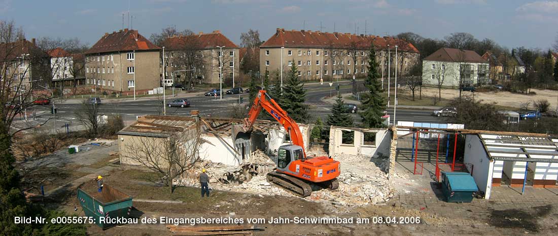 Rückbau des Eingangsbereiches des Jahn-Schwimmbades