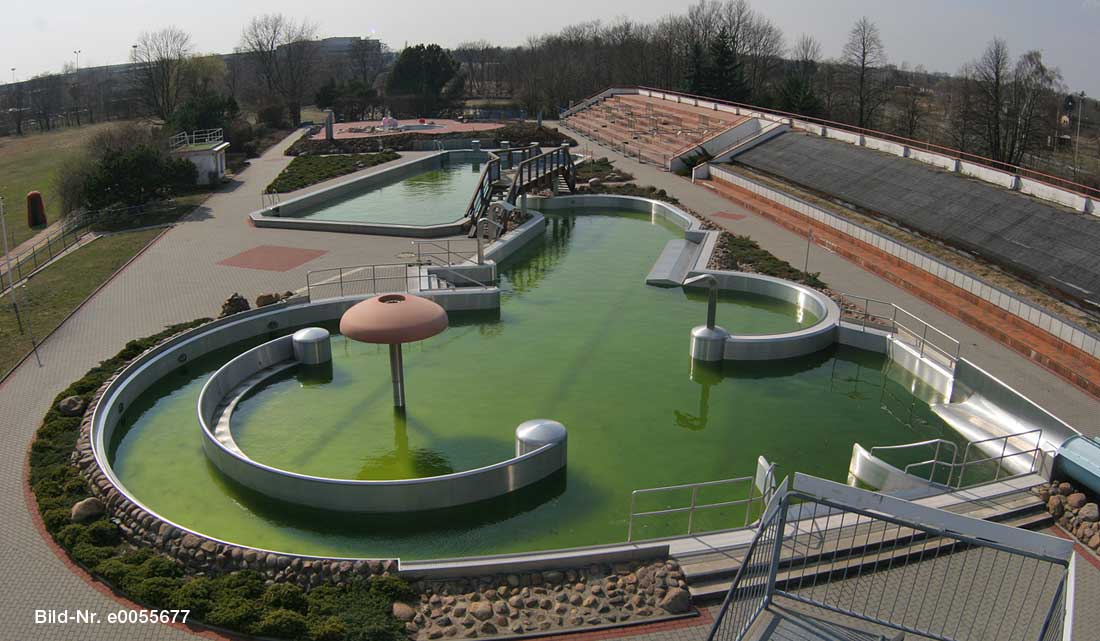 Blick auf die Schwimmbecken des Jahn-Schwimmbades