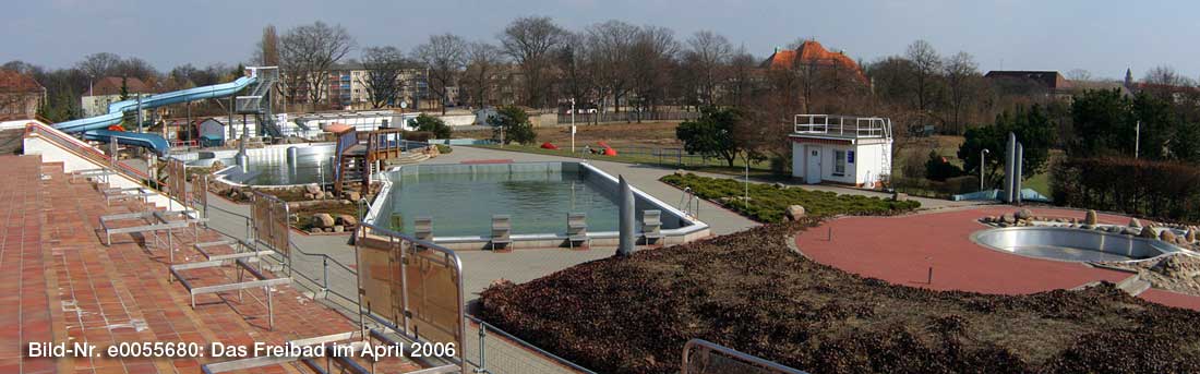 Blick auf die Schwimmbecken des Jahn-Schwimmbades