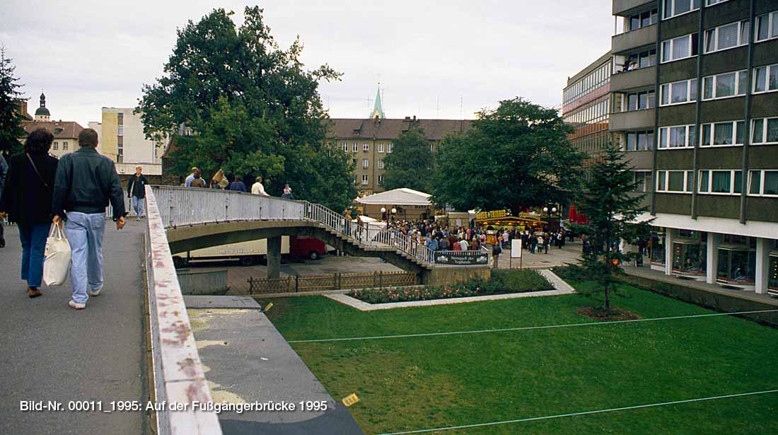 Auf der Fußgängerbrücke 1995