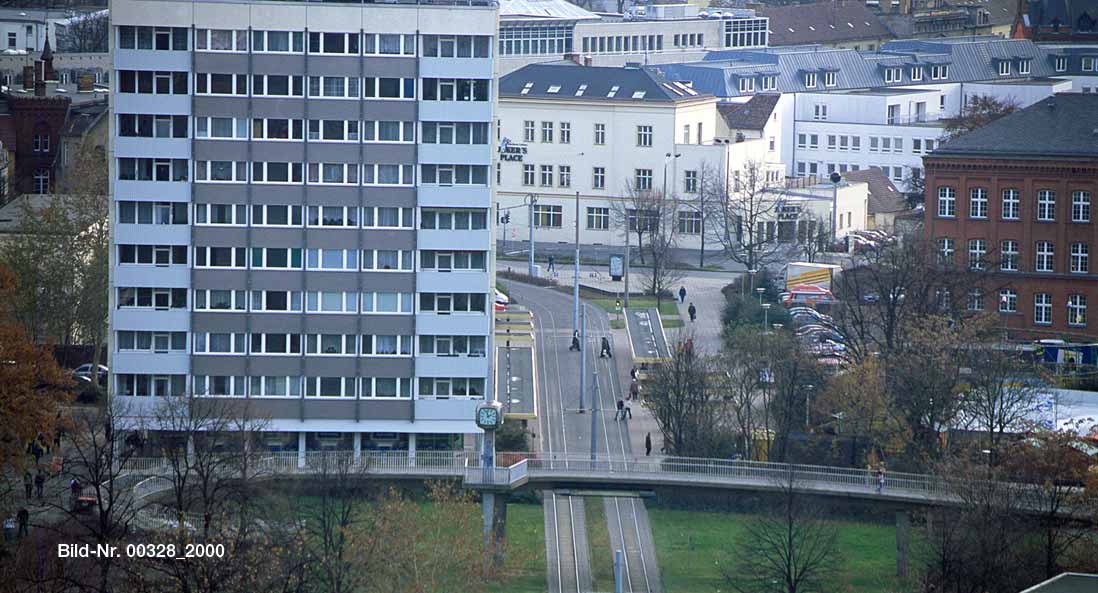 Blick auf die Fußgängerbrücke 2000