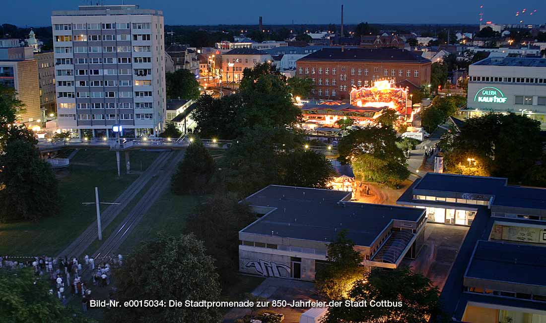 Fußgängerbrücke in der Stadtpromenade