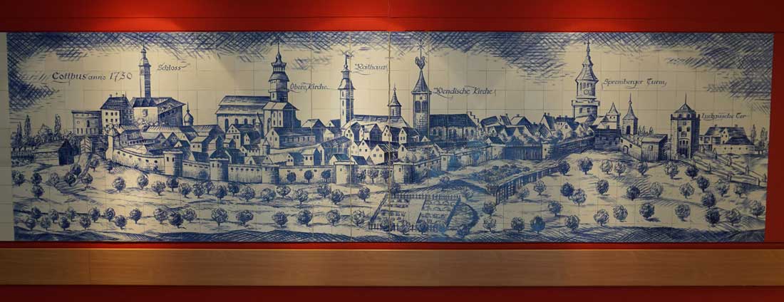 `Cottbus` nach einem alten Stich, Wandbild von Kurt Heinz Sieger, Delfter Blau auf Meißener Porzellan (1972)